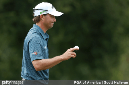 Kevin Kisner holding golf ball